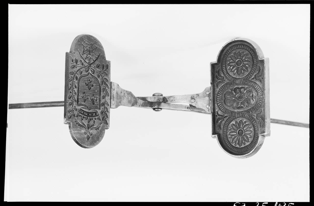 Alain Guey photographie Gaufrier décoré de trois fleurs de lys Ile-de-France, France 1967/7/1 Ph.1967.25.435 Photo