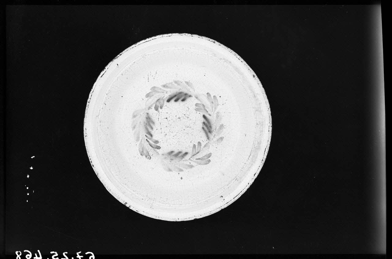 Alain Guey photographie Plat en faïence à décor floral polychrome (vert, jaune, rouge et bleu) Ile-de-France, France 1967/7/1 Ph.1967.25.468 Photo