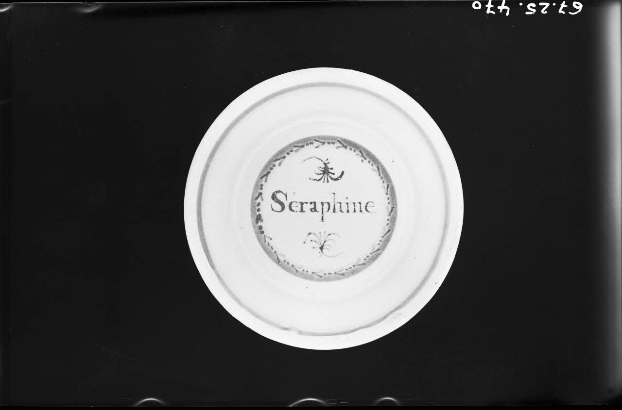 Alain Guey photographie Assiette avec inscription centrale "Joséphine" Ile-de-France, France 1967/7/1 Ph.1967.25.470 Photo
