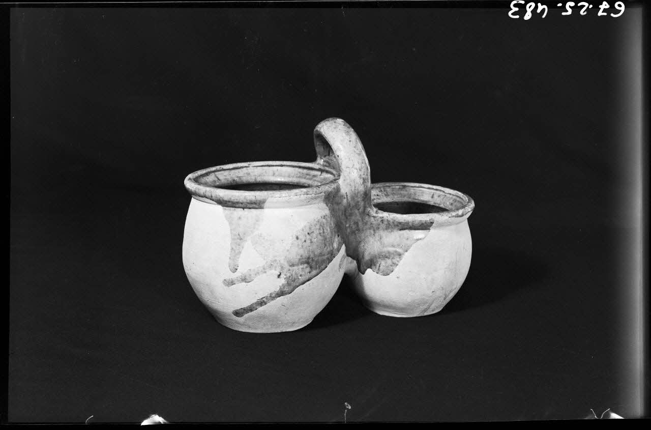 Alain Guey photographie Porte-dîner. Pots accolés avec anse centrale disposée verticalement Ile-de-France, France 1967/7/1 Ph.1967.25.483 Photo