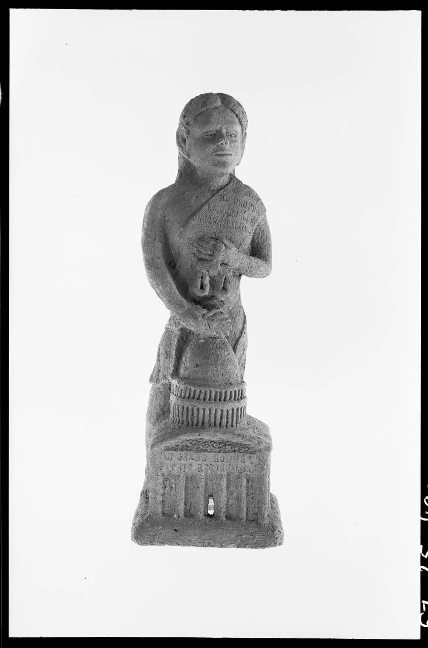 Alain Guey photographie "Au grand homme". Statuette en terre cuite Ile-de-France, France 1967/7/1 Ph.1967.25.490 Photo