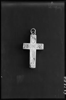 Alain Guey photographie Croix en argent avec inscription "I-H-S" Ile-de-France, France 1967/8/1 Ph.1967.25.513 Photo