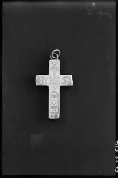 Alain Guey photographie Croix en argent avec inscription "I-H-S" Ile-de-France, France 1967/8/1 Ph.1967.25.514 Photo
