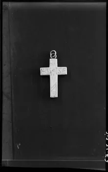 Alain Guey photographie Croix en argent avec inscription "I-H-S" Ile-de-France, France 1967/8/1 Ph.1967.25.515 Photo