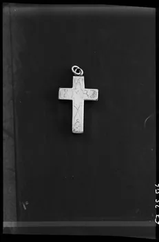 Alain Guey photographie Croix en argent avec inscription "I-H-S" Ile-de-France, France 1967/8/1 Ph.1967.25.516 Photo