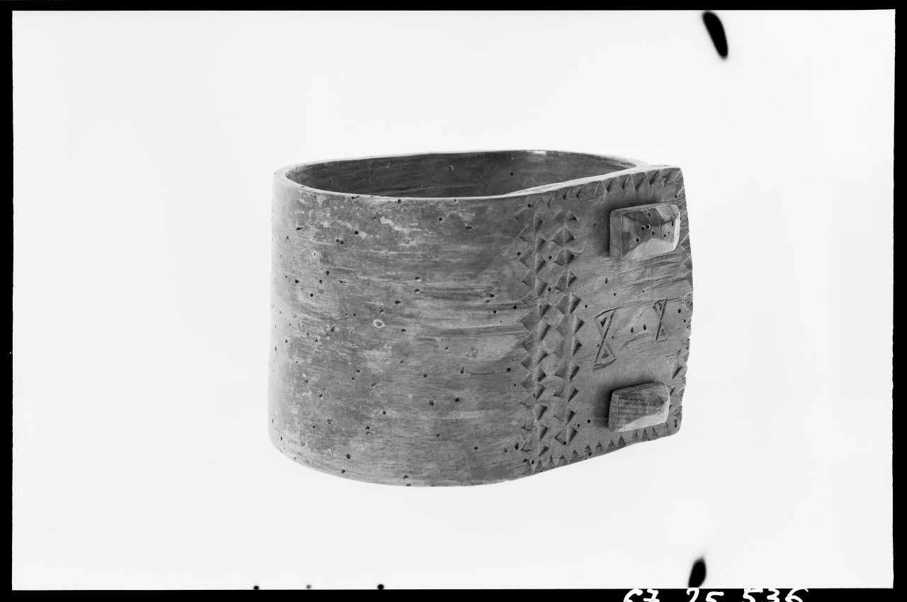 Alain Guey photographie Collier de brebis en bois Ile-de-France, France 1967 Ph.1967.25.536  Photo