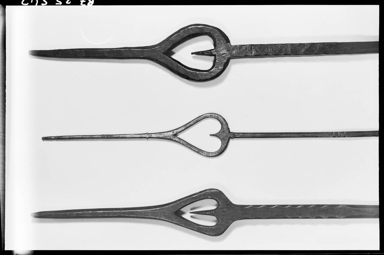 Alain Guey photographie Trois fuseaux de bois Ile-de-France, France 1967 Ph.1967.25.542 Photo