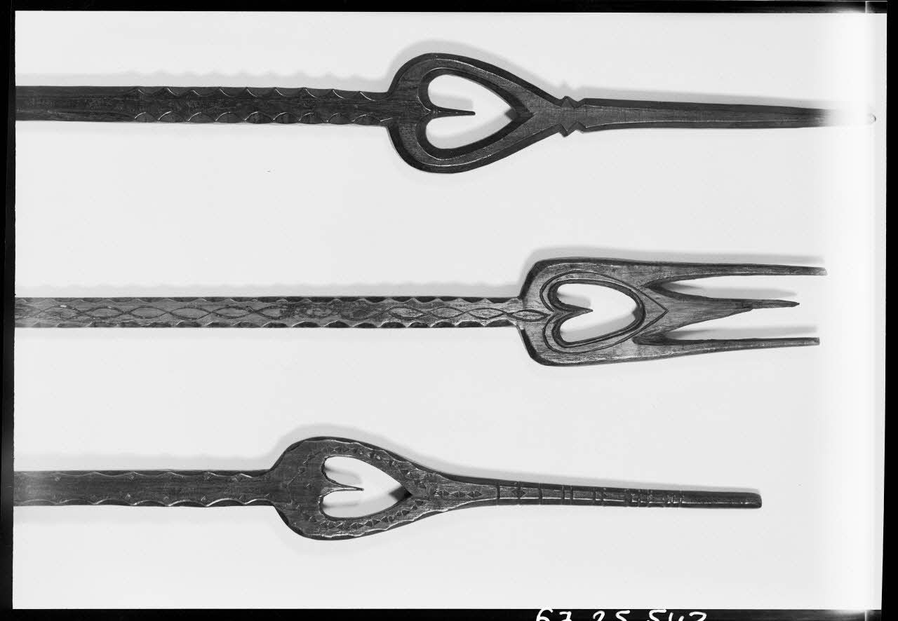 Alain Guey photographie Trois fuseaux de bois Ile-de-France, France 1967 Ph.1967.25.543 Photo