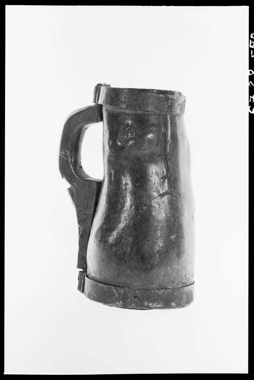 Alain Guey photographie Pot à lait en bois cerclé de fer Ile-de-France, France 1967 Ph.1967.25.550 Photo