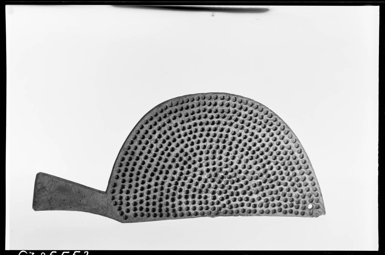 Alain Guey photographie Palette à chaume avec inscription "Nogués" Ile-de-France, France 1967 Ph.1967.25.552 Photo