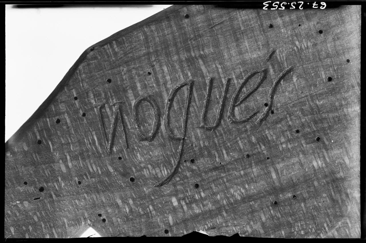 Alain Guey photographie Palette à chaume avec inscription "Nogués" Ile-de-France, France 1967 Ph.1967.25.553 Photo