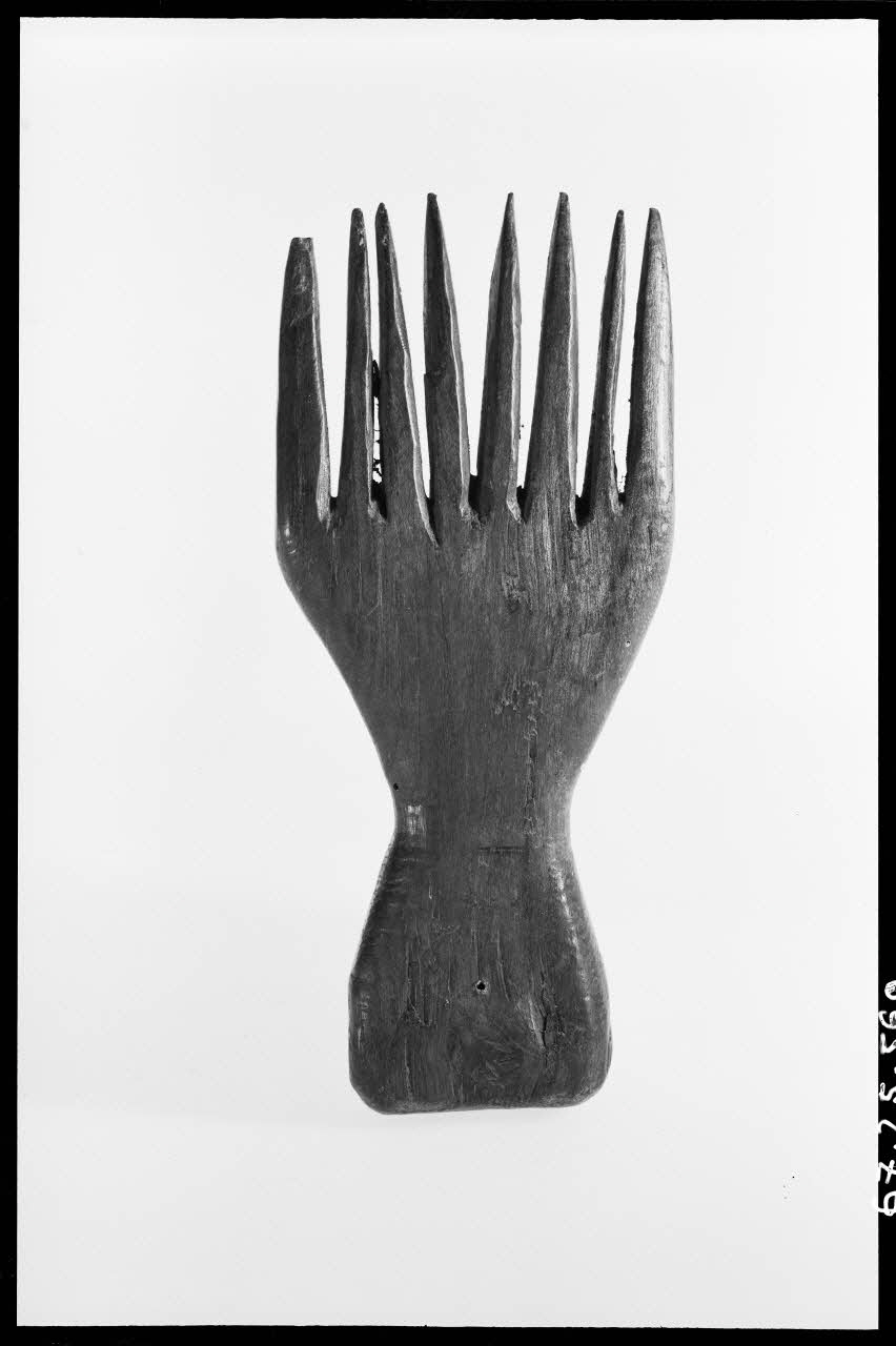 Alain Guey photographie Peigne à chanvre en bois Ile-de-France, France 1967 Ph.1967.25.560 Photo
