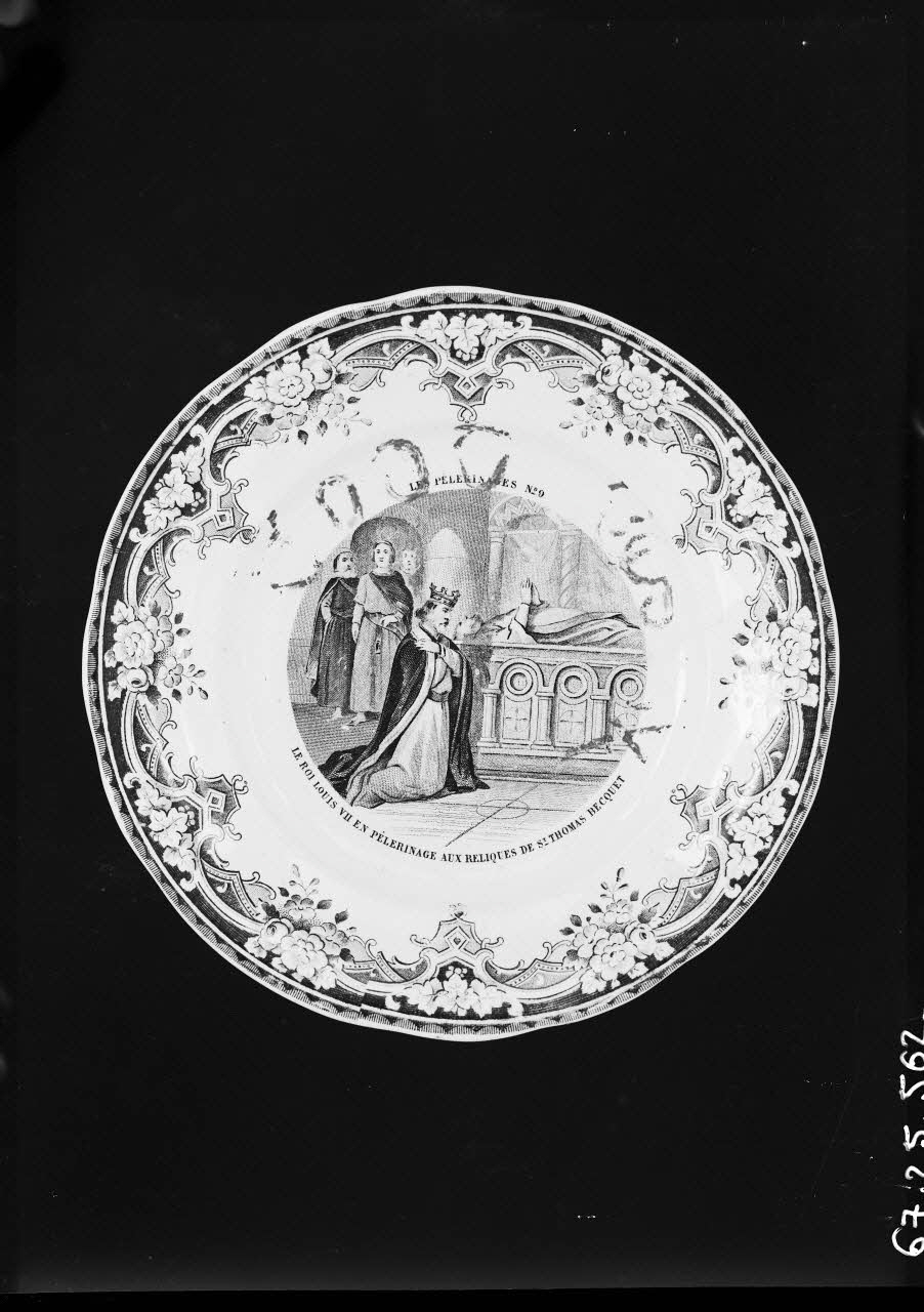 Alain Guey photographie Assiette en faïence avec inscription "Le roi Louis VII en pèlerinage aux reliques de saint Thomas Becquet (Numéro 9)" Ile-de-France, France 1967/10/1-1967/12/31 Ph.1967.25.562 Photo
