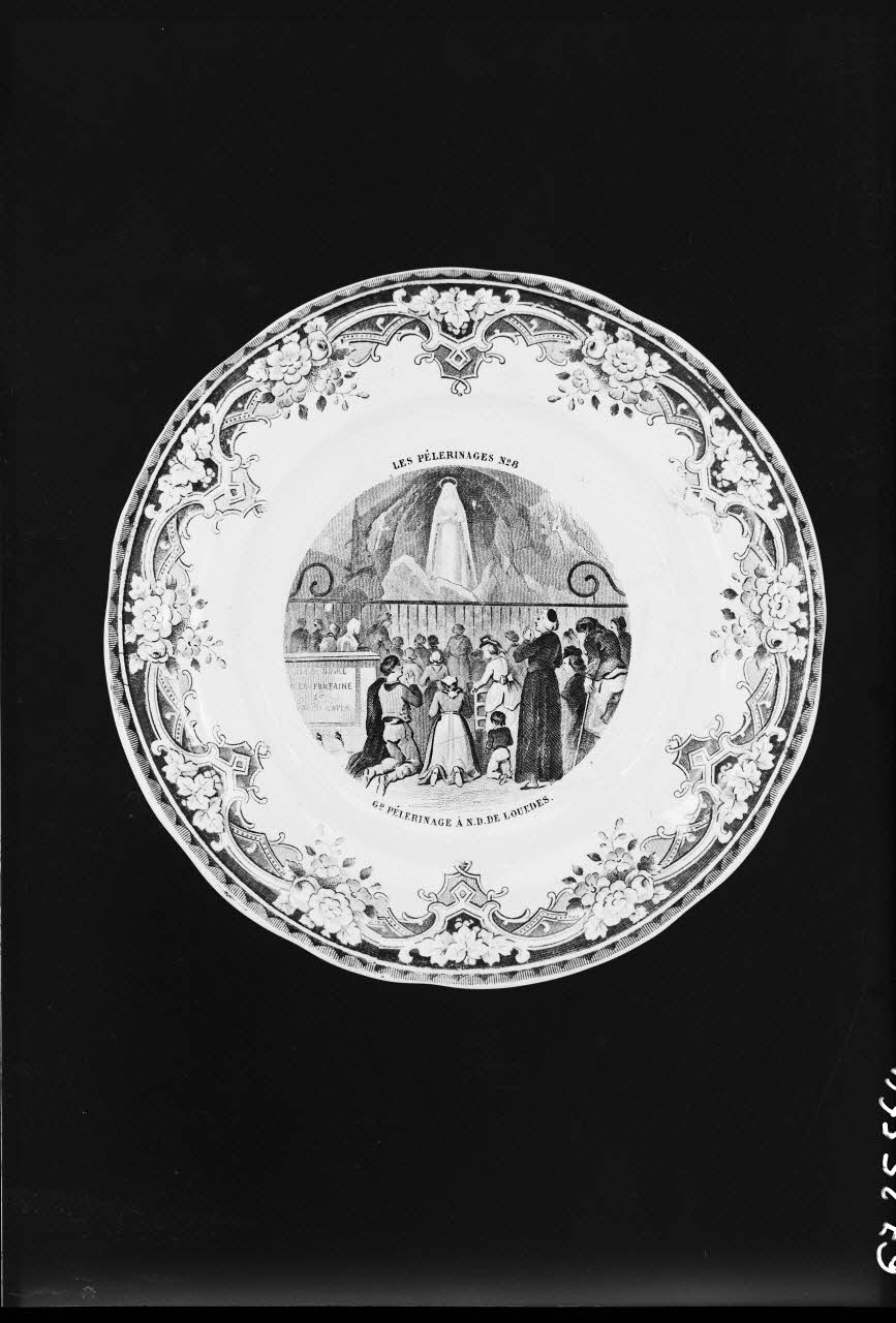 Alain Guey photographie "Grand pèlerinage à Notre-Dame de Lourdes". Assiette en faïence Ile-de-France, France 1967/10/1-1967/12/31 Ph.1967.25.564 Photo