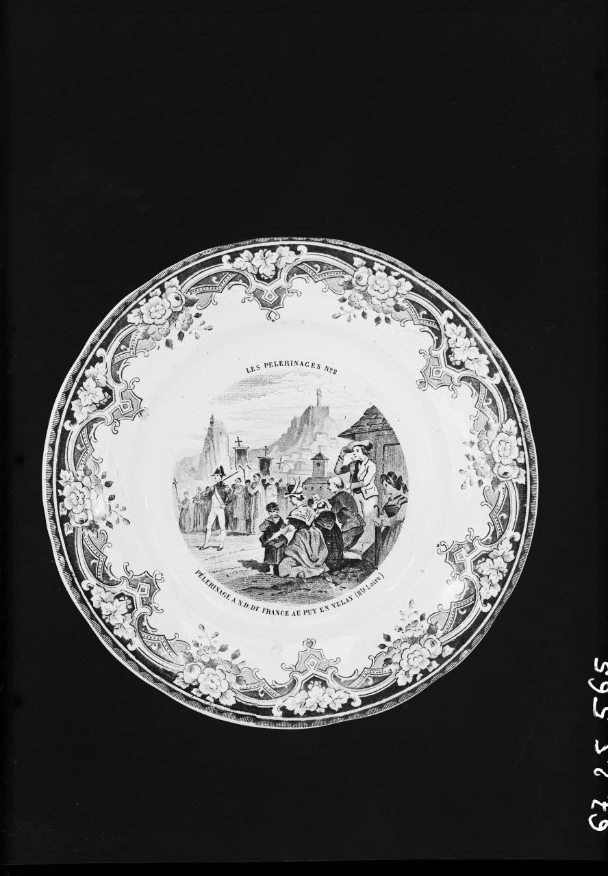 Alain Guey photographie "Pèlerinage à Notre-Dame de France au Puy en Velay". Assiette en faïence Ile-de-France, France 1967/10/1-1967/12/31 Ph.1967.25.565 Photo