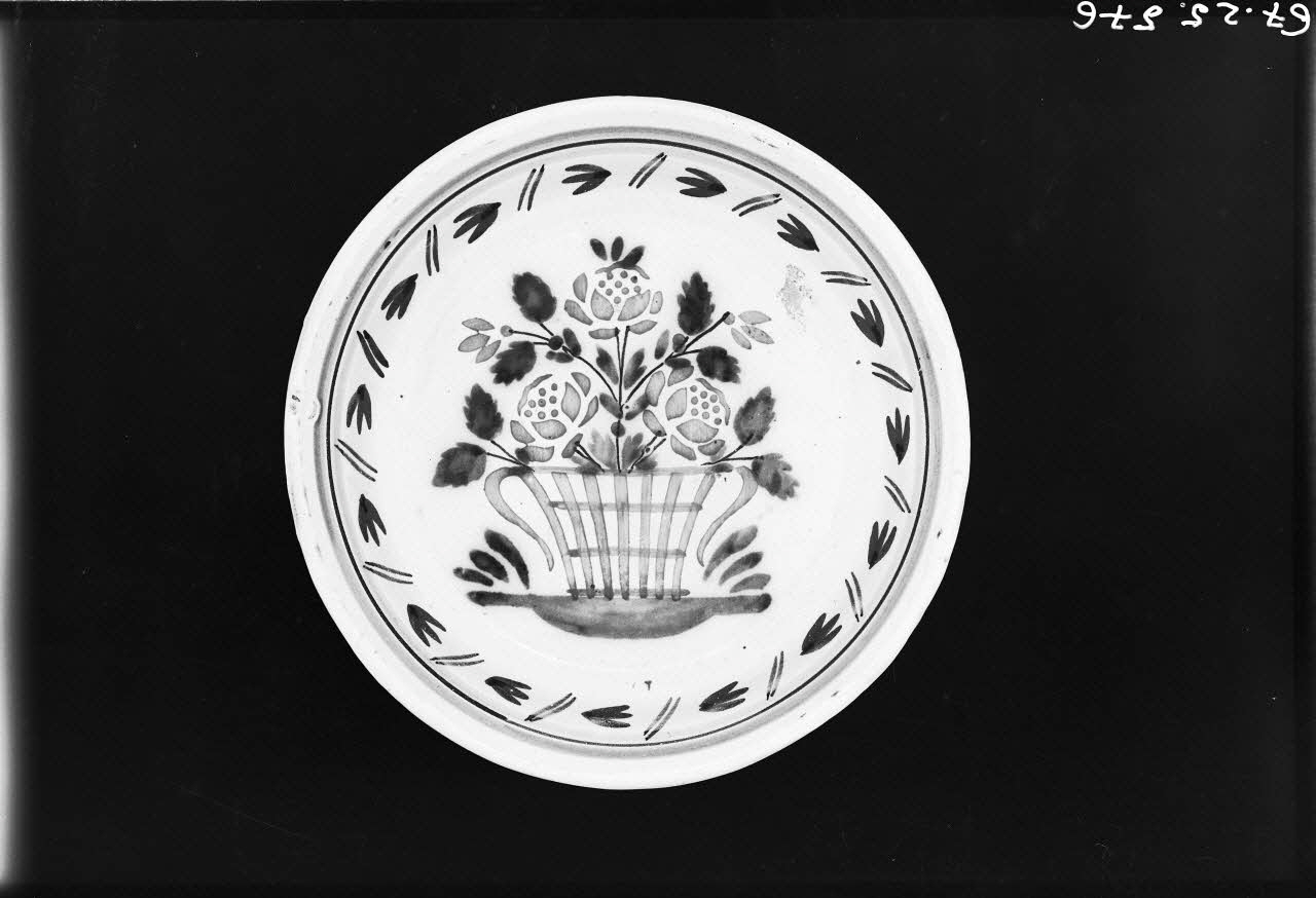 Alain Guey photographie Assiette en faïence à décor floral polychrome (vert, rouge, jaune et bleu) Ile-de-France, France 1967/10/1-1967/12/31 Ph.1967.25.576 Photo