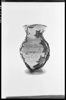Alain Guey photographie Pichet à vin en terre vernissée à décor de raisins et feuilles de vignes avec inscription "Derfin Henri aux vignerons de Cloix Café à Vizille" Ile-de-France, France 1967/10/1-1967/12/31 Ph.1967.25.577 Photo