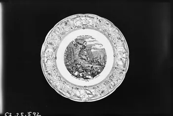 Alain Guey photographie "Prise du fort des Tournelles au siège d'Orléans". Assiette en faïence Ile-de-France, France 1967/10/1-1967/12/31 Ph.1967.25.592 Photo