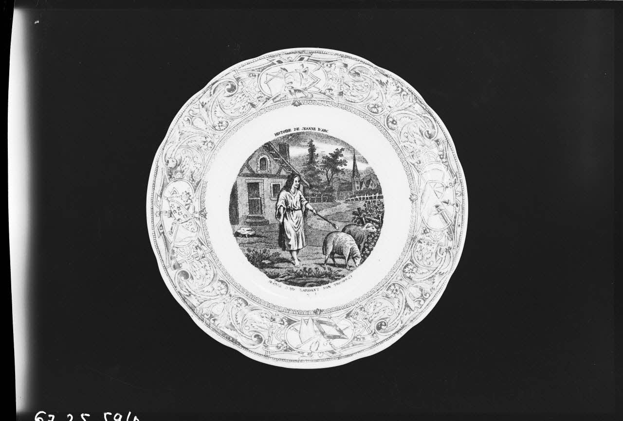 Alain Guey photographie "Jeanne d'arc gardant son troupeau". Assiette en faïence Ile-de-France, France 1967/10/1-1967/12/31 Ph.1967.25.594 Photo