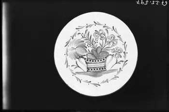 Alain Guey photographie Assiette en faïence avec motif floral Ile-de-France, France 1967/10/1-1967/12/31 Ph.1967.25.597 Photo