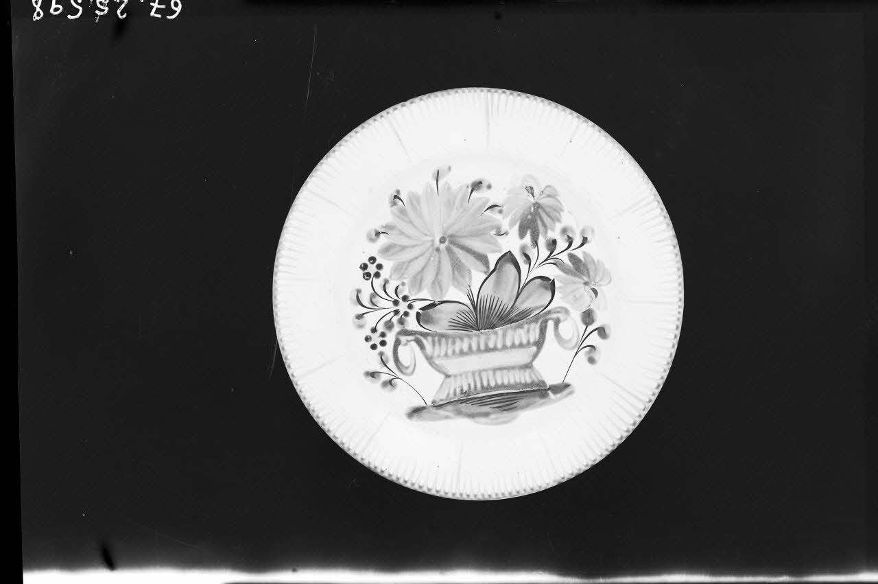 Alain Guey photographie "Saint Clément". Assiette en faïence Ile-de-France, France 1967/10/1-1967/12/31 Ph.1967.25.598 Photo