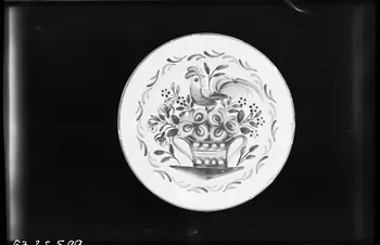 Alain Guey photographie Assiette en faïence avec motif floral et coq Ile-de-France, France 1967/10/1-1967/12/31 Ph.1967.25.599  Photo