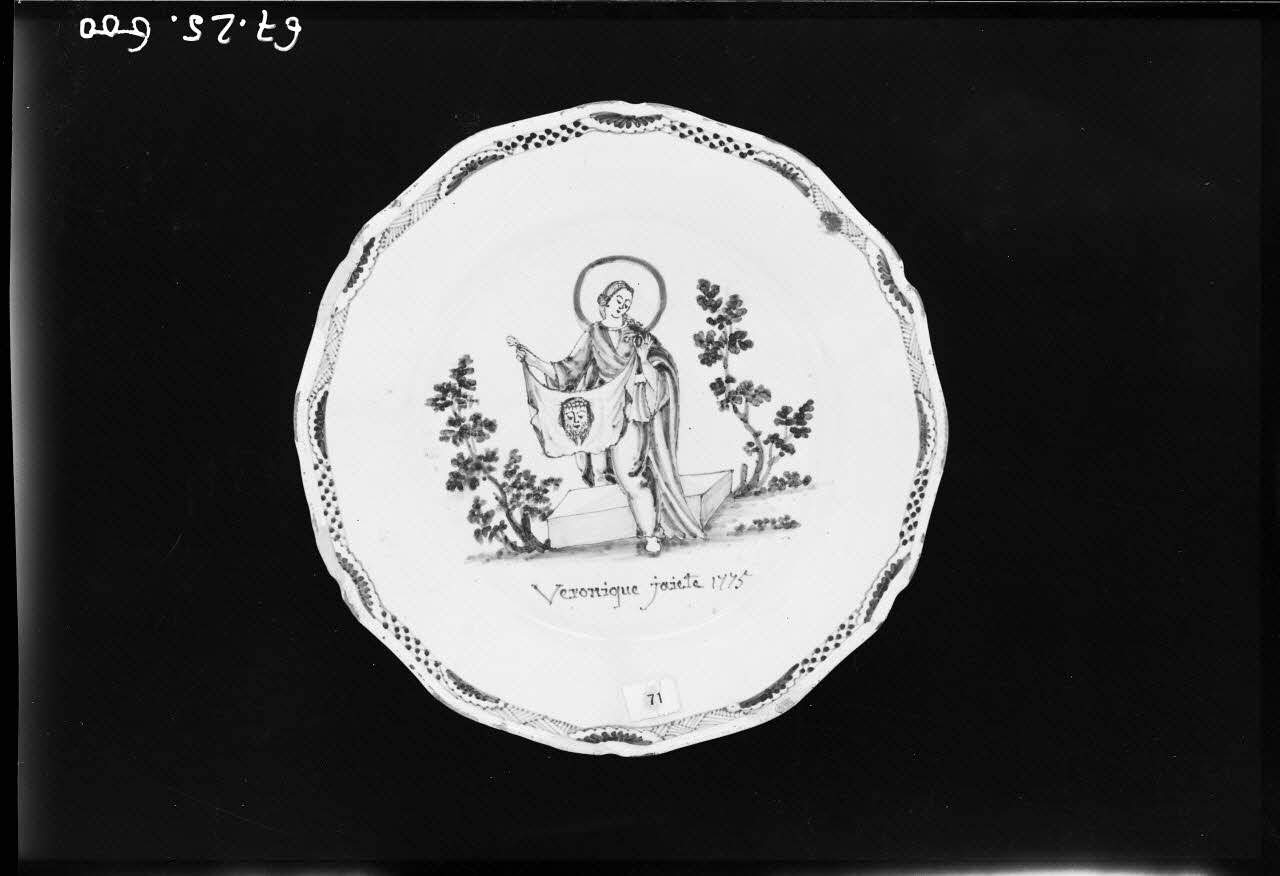 Alain Guey photographie "Gaiete Véronique 1775". Assiette en faïence bleu sur bleu Ile-de-France, France 1967/10/1-1967/12/31 Ph.1967.25.600 Photo