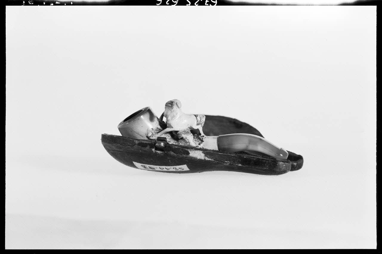 Alain Guey photographie Fume-cigarette avec son étui. Motif de cheval sur la pipe Ile-de-France, France 1967/10/1-1967/12/31 Ph.1967.25.626 Photo