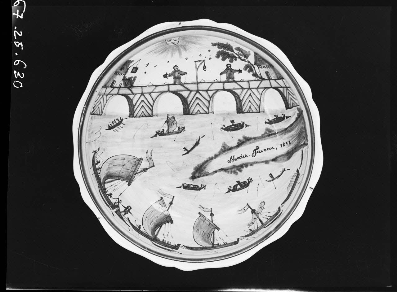 Alain Guey photographie Saladier. Plat en faïence polychrome "Marie Faveaux 1828". Motif de marine avec bateaux Ile-de-France, France 1967/10/1-1967/12/31 Ph.1967.25.630 Photo