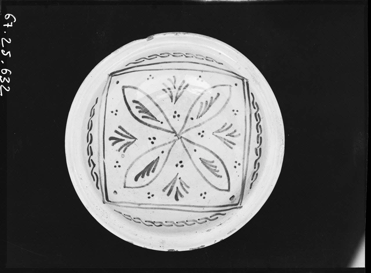 Alain Guey photographie Plat en terre cuite marron avec dessin noir Ile-de-France, France 1967/10/1-1967/12/31 Ph.1967.25.632 Photo