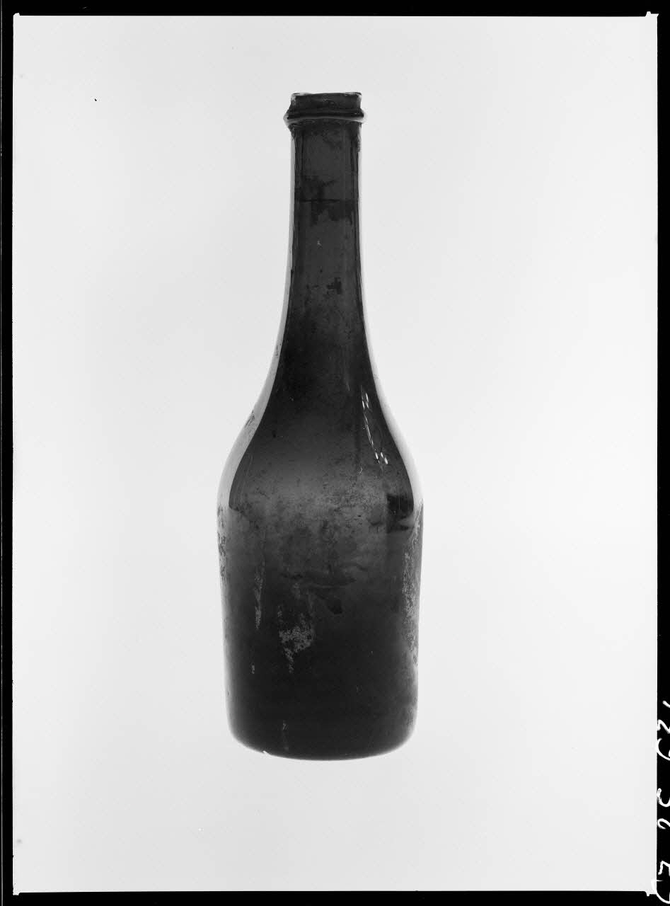 Alain Guey photographie Bouteille à vin à goulot long Ile-de-France, France 1967/10/1-1967/12/31 Ph.1967.25.634 Photo