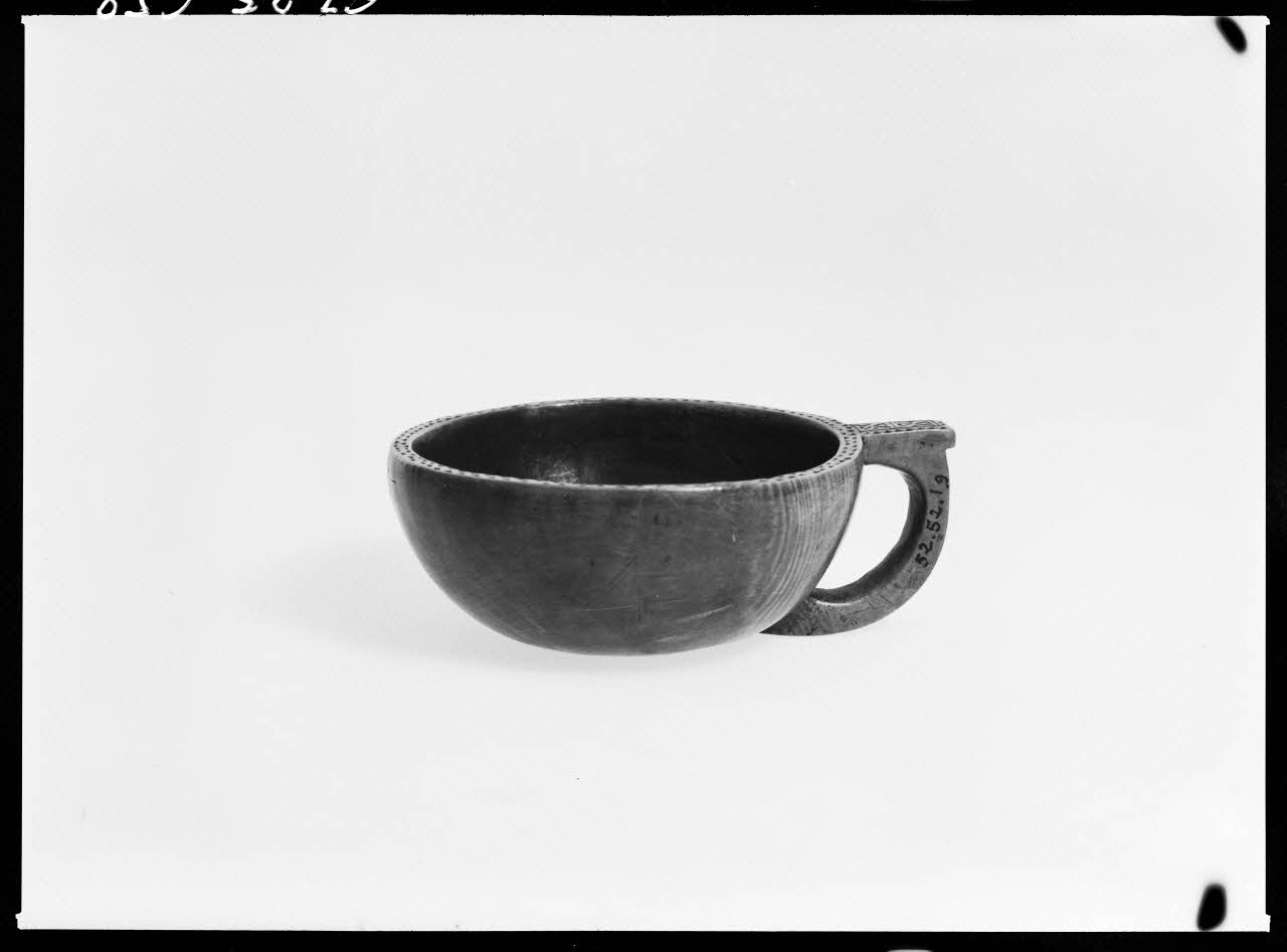 Alain Guey photographie Tasse en bois avec gravures Ile-de-France, France 1967/10/1-1967/12/31 Ph.1967.25.658 Photo