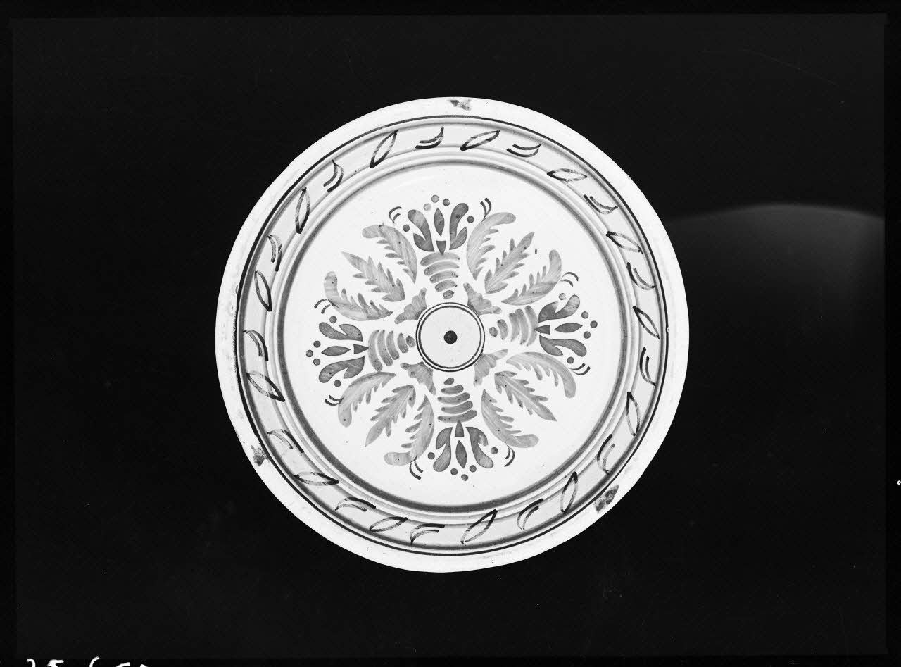 Alain Guey photographie Assiette en faïence polychrome Ile-de-France, France 1967/10/1-1967/12/31 Ph.1967.25.660 Photo