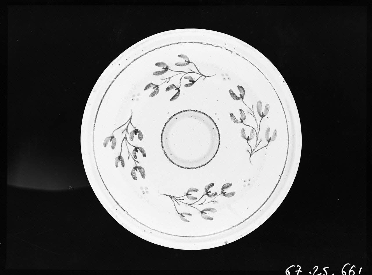 Alain Guey photographie Assiette en faïence polychrome décorée de fleurs vertes Ile-de-France, France 1967/10/1-1967/12/31 Ph.1967.25.661  Photo