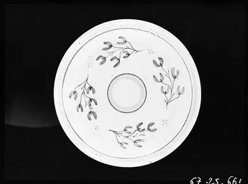 Alain Guey photographie Assiette en faïence polychrome décorée de fleurs vertes Ile-de-France, France 1967/10/1-1967/12/31 Ph.1967.25.661 Photo
