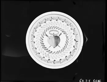 Alain Guey photographie Assiette en faïence décorée d'un cœur percé de flèches Ile-de-France, France 1967/10/1-1967/12/31 Ph.1967.25.665 Photo