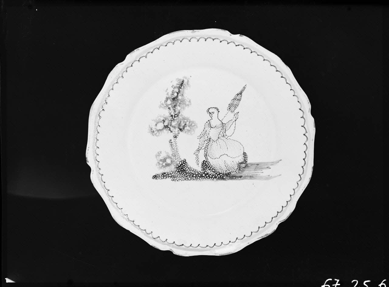 Alain Guey photographie Assiette en faïence décorée d'une dame filant Ile-de-France, France 1967/10/1-1967/12/31 Ph.1967.25.666 Photo