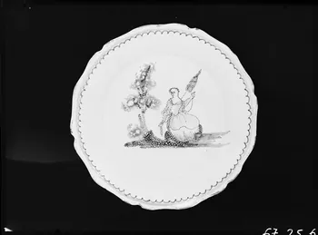Alain Guey photographie Assiette en faïence décorée d'une dame filant Ile-de-France, France 1967/10/1-1967/12/31 Ph.1967.25.666  Photo