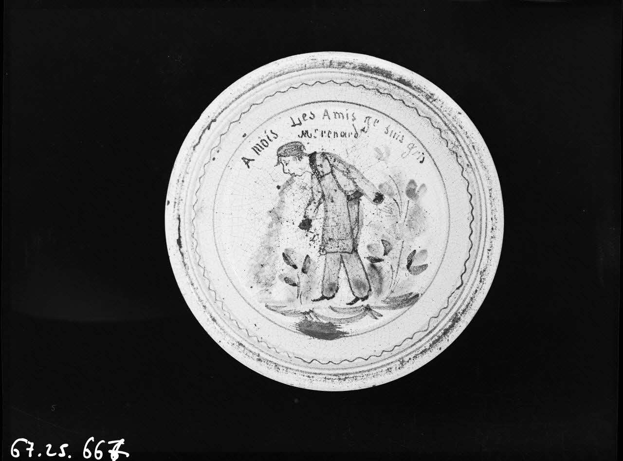 Alain Guey photographie "A moi les amis, je suis gris". Assiette en faïence Ile-de-France, France 1967/10/1-1967/12/31 Ph.1967.25.667 Photo