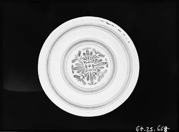 Alain Guey photographie Assiette en faïence polychrome Ile-de-France, France 1967/10/1-1967/12/31 Ph.1967.25.668 Photo