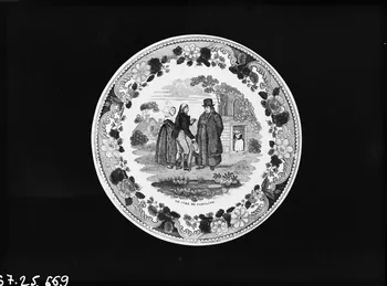 Alain Guey photographie "Le curé de campagne Louis Leboeuf Montereau". Assiette en faïence polychrome Ile-de-France, France 1967/10/1-1967/12/31 Ph.1967.25.669 Photo