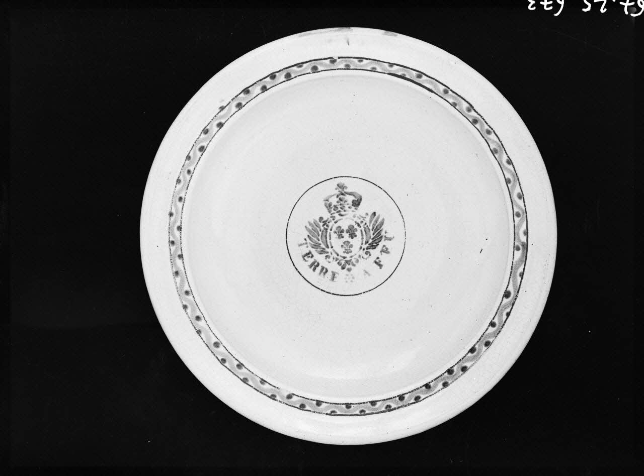 Alain Guey photographie "Inscription Terre à feu". Plat en faïence Ile-de-France, France 1967/10/1-1967/12/31 Ph.1967.25.673 Photo