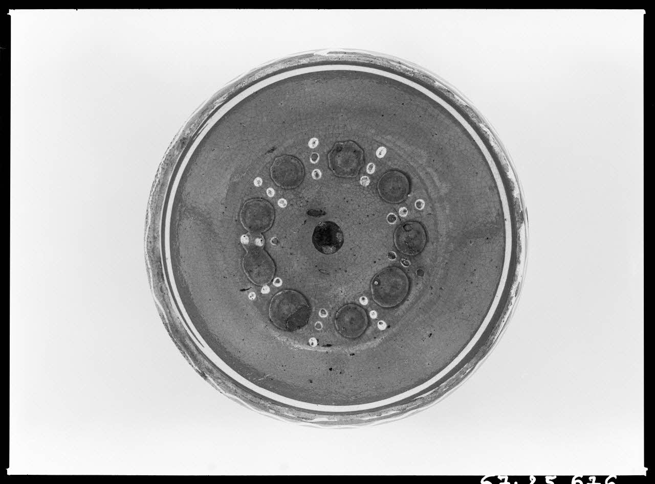 Alain Guey photographie Plat en terre cuite Ile-de-France, France 1967/10/1-1967/12/31 Ph.1967.25.676 Photo