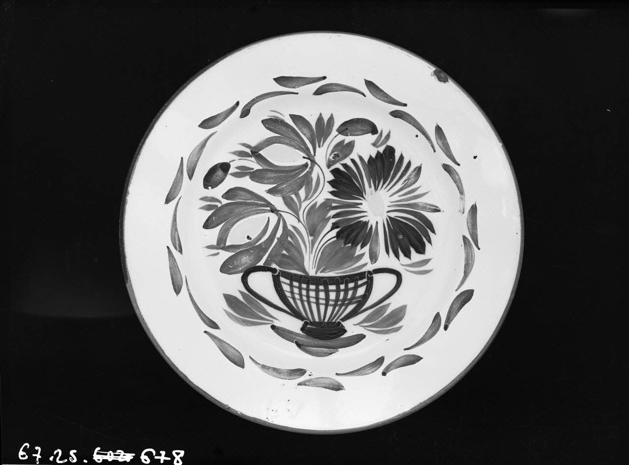 Alain Guey photographie Assiette en faïence décor floral Ile-de-France, France 1967/10/1-1967/12/31 Ph.1967.25.678 Photo