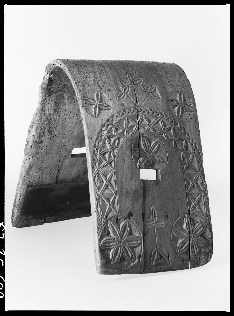 Alain Guey photographie Collier de bouc en bois sculpté Ile-de-France, France 1967/10/1-1967/12/31 Ph.1967.25.699 Photo