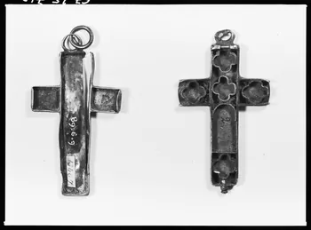 Alain Guey photographie Pendentif. Croix en argent Ile-de-France, France 1967/10/1-1967/12/31 Ph.1967.25.710  Photo