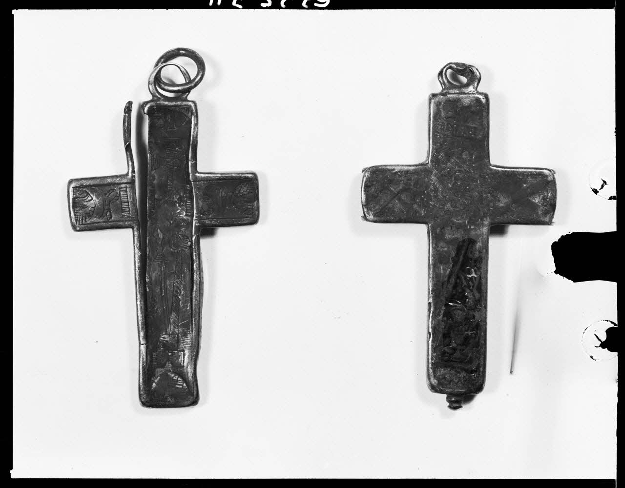 Alain Guey photographie Pendentif. Croix en argent Ile-de-France, France 1967/10/1-1967/12/31 Ph.1967.25.711  Photo