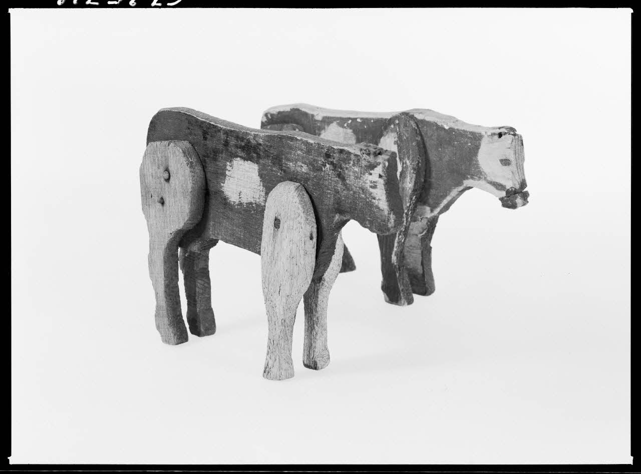 Alain Guey photographie Jouet : deux vaches en bois Ile-de-France, France 1967/10/1-1967/12/31 Ph.1967.25.728 Photo
