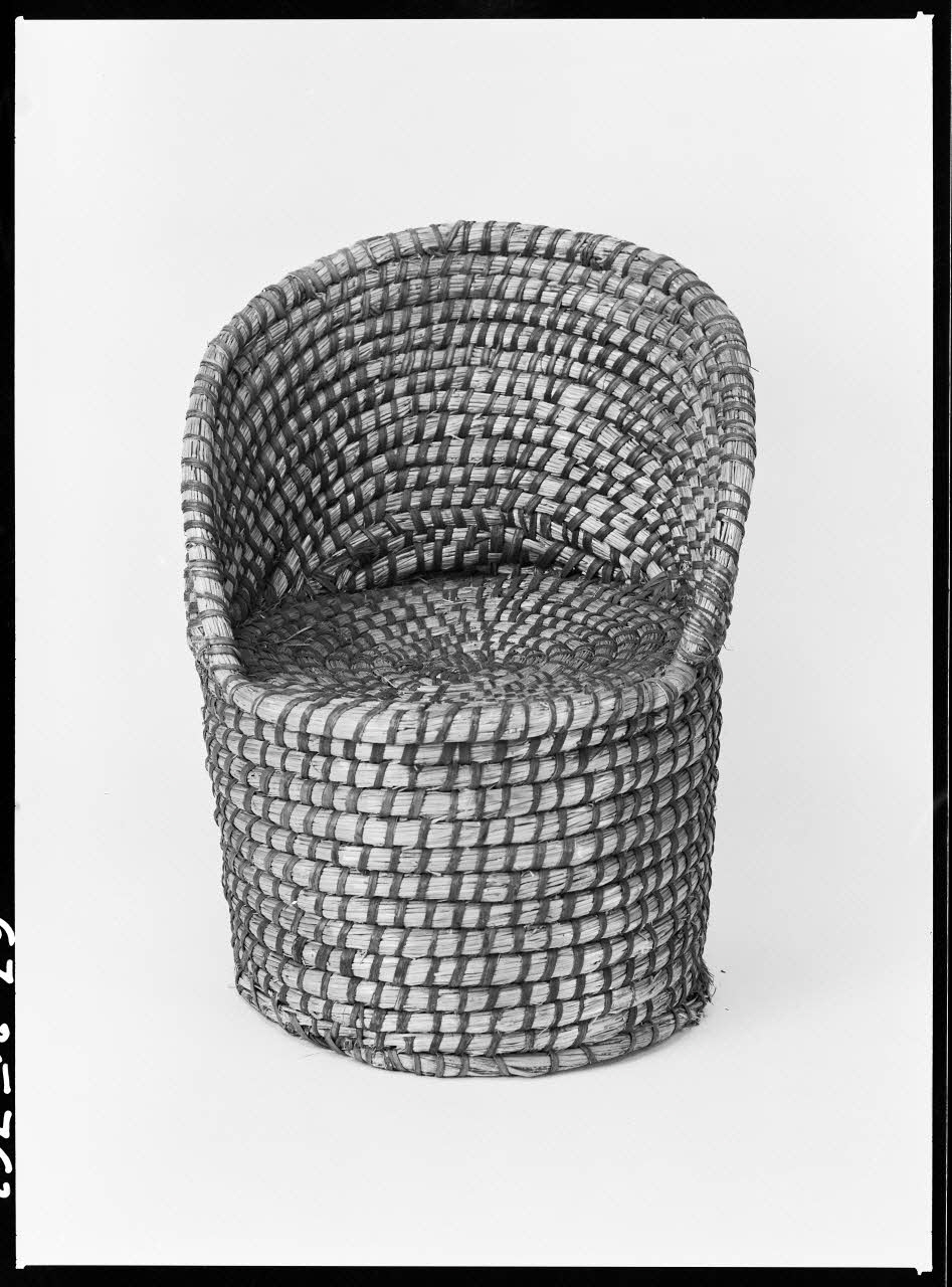 Alain Guey photographie Fauteuil d'enfant en osier Ile-de-France, France 1967/10/1-1967/12/31 Ph.1967.25.763 Photo