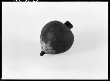 Alain Guey photographie Petite toupie en bois Ile-de-France, France 1967/10/1-1967/12/31 Ph.1967.25.771 Photo